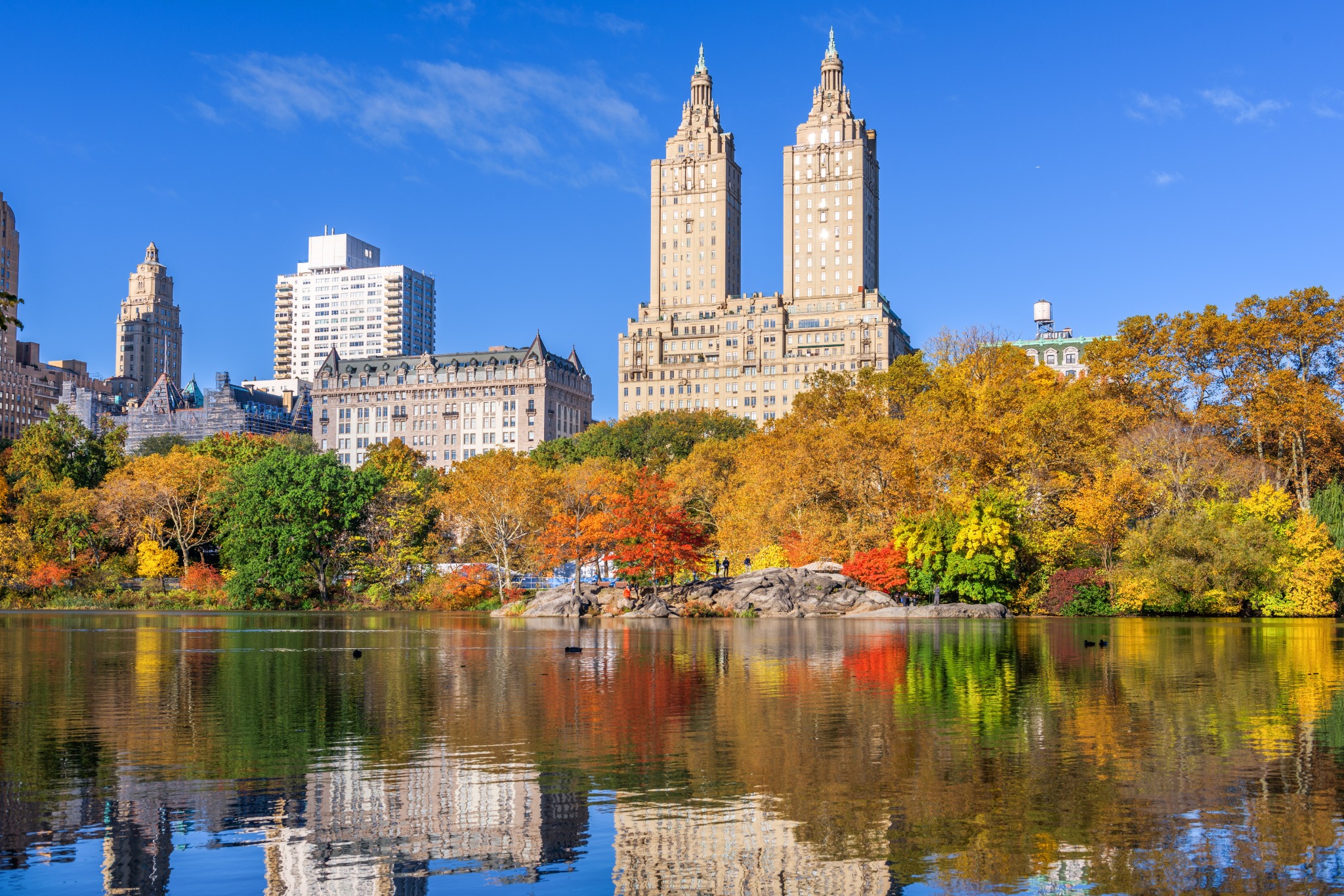 Herfst in Central Park in New York City met The San Remo