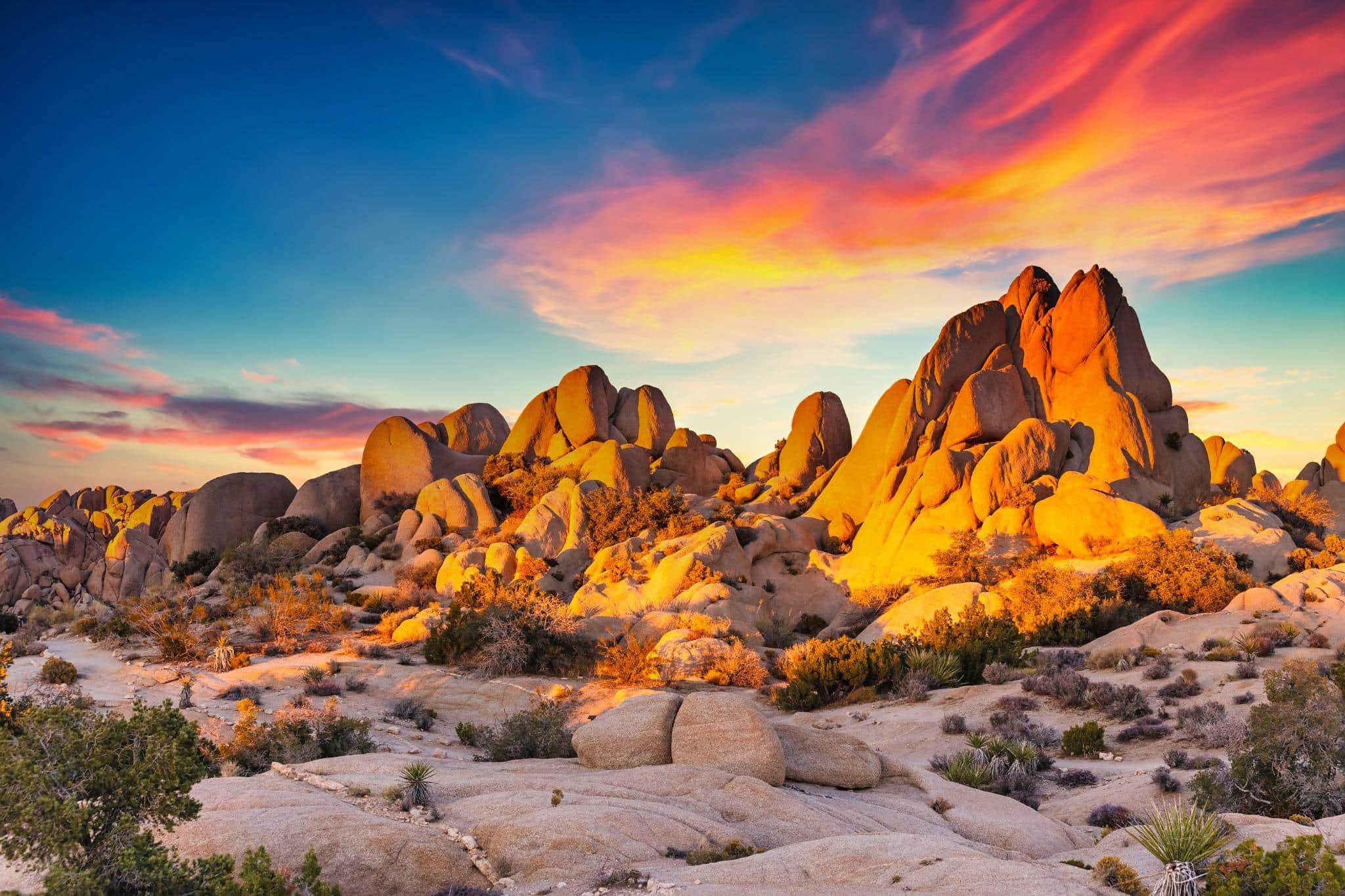 Rotsformaties bij zonsondergang in Joshua Tree National Park, California
