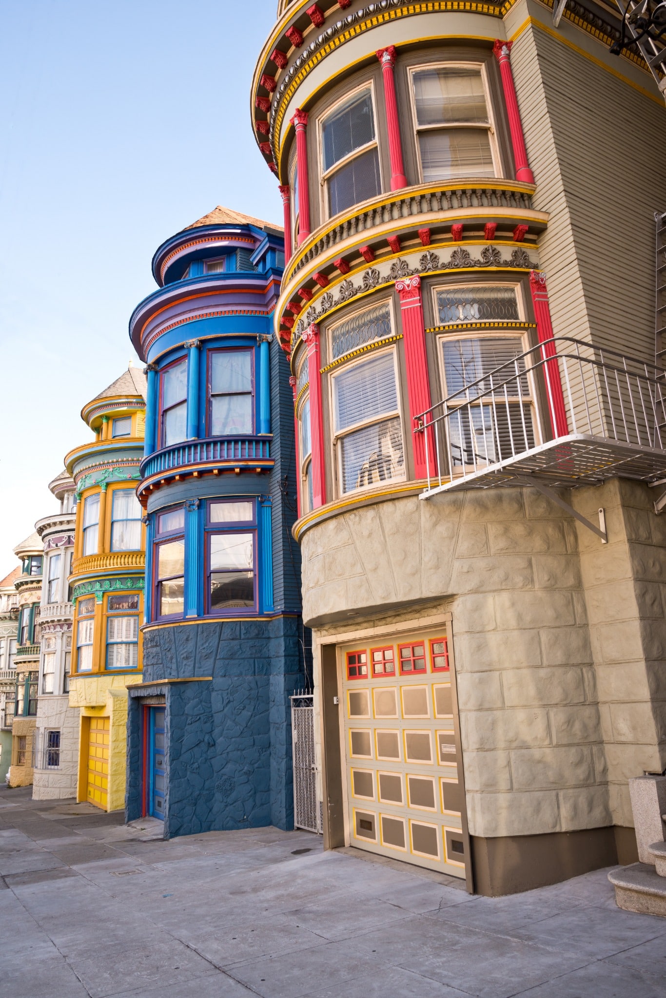 Victoriaanse huizen met felle kleuren in San Francisco, California